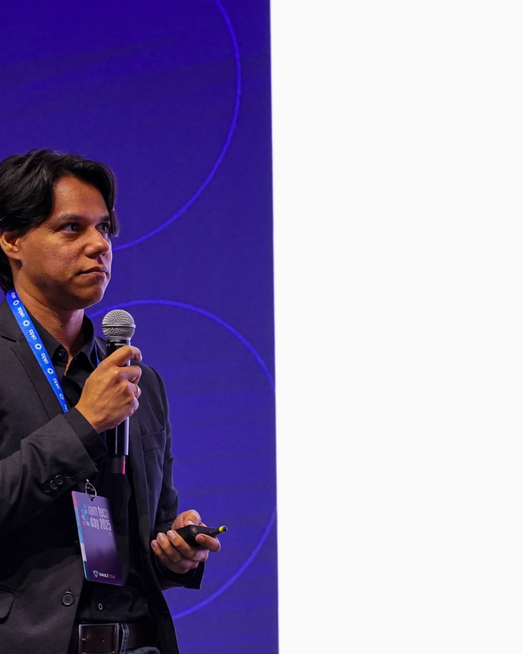 Cesar Telles palestrando em evento de tecnologia