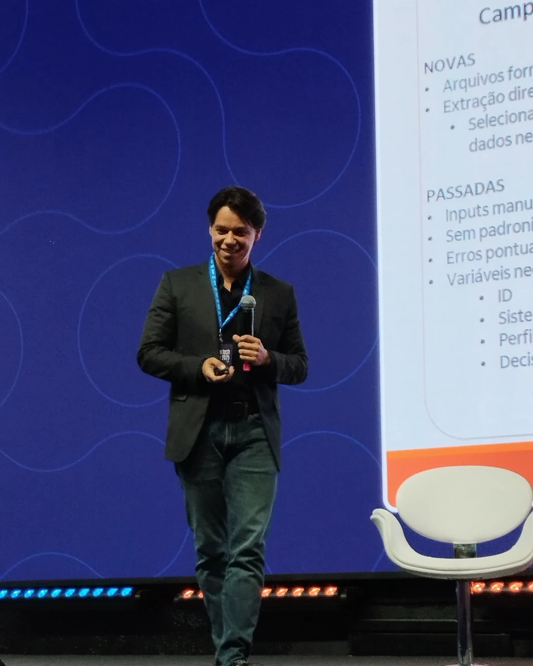 Cesar Telles no palco em apresentação de IAM